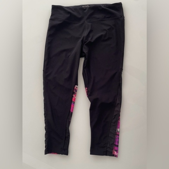 Marika Pants - MARIKA Capri Leggings Size Med Black Watercolor Pink Color Three Quarter Length